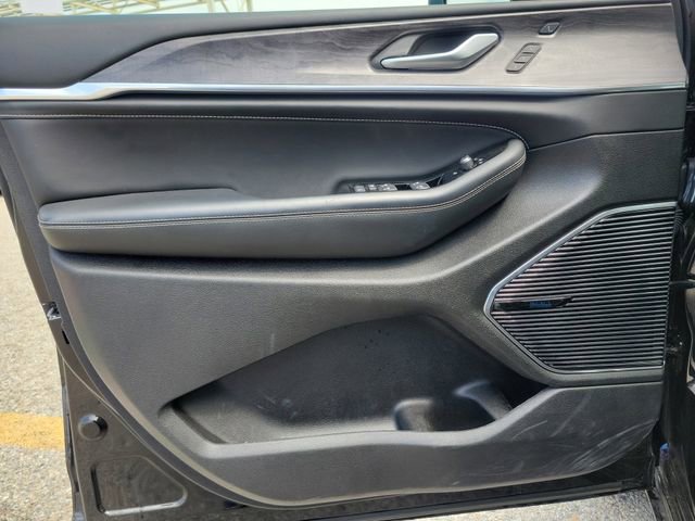 Used 2023 Jeep Grand Cherokee Overland w/ Advanced Protech Group III image 18