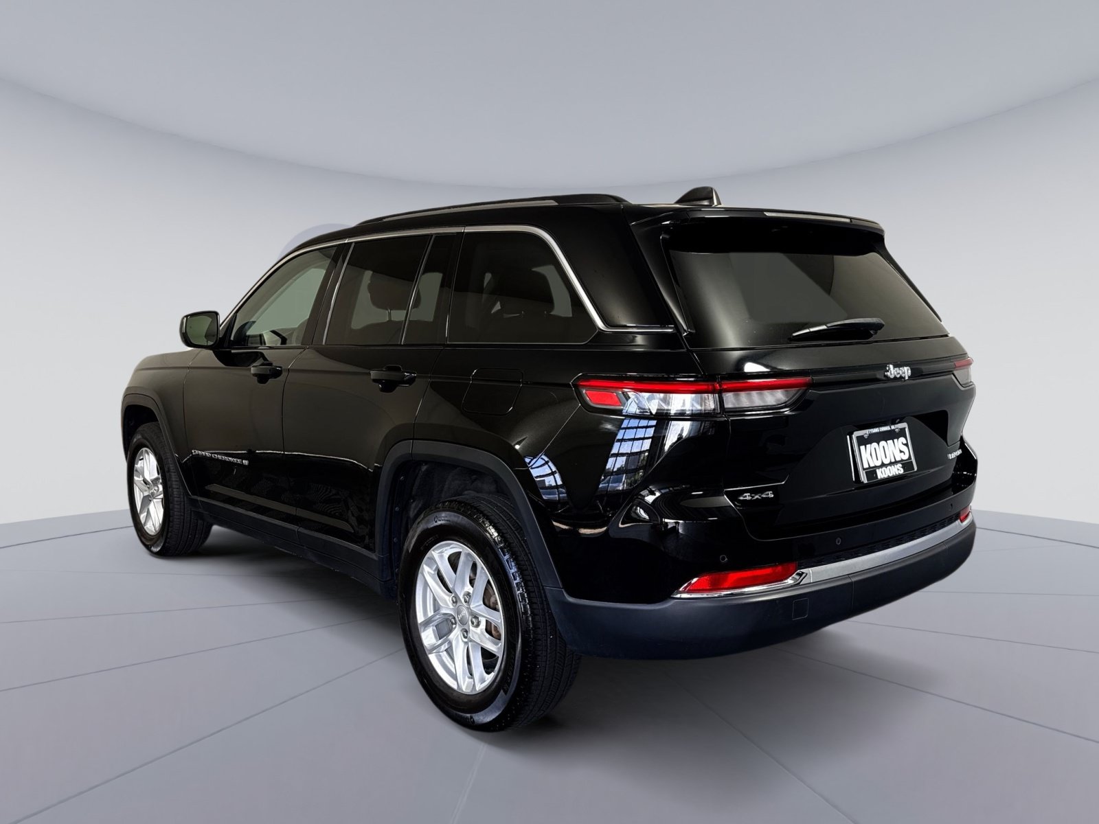 Used 2023 Jeep Grand Cherokee Laredo w/ Trailer Tow Prep Group (B) AWD/4WD image 4