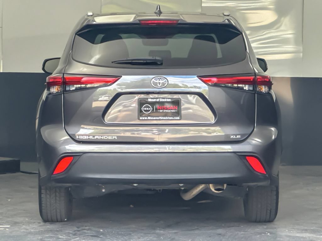 Used 2023 Toyota Highlander XLE FWD image 4