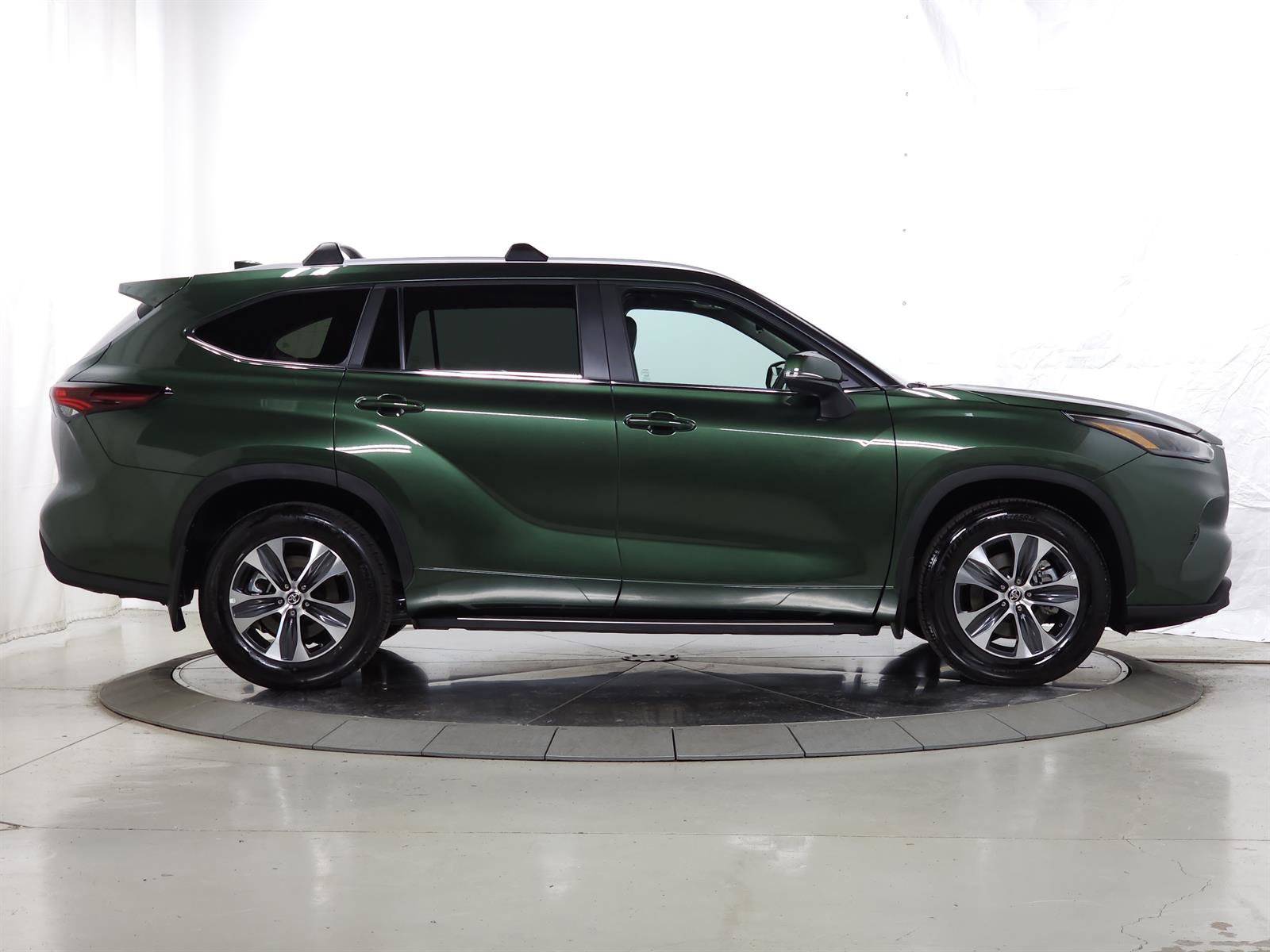 Used 2025 Toyota Highlander XLE AWD/4WD image 13