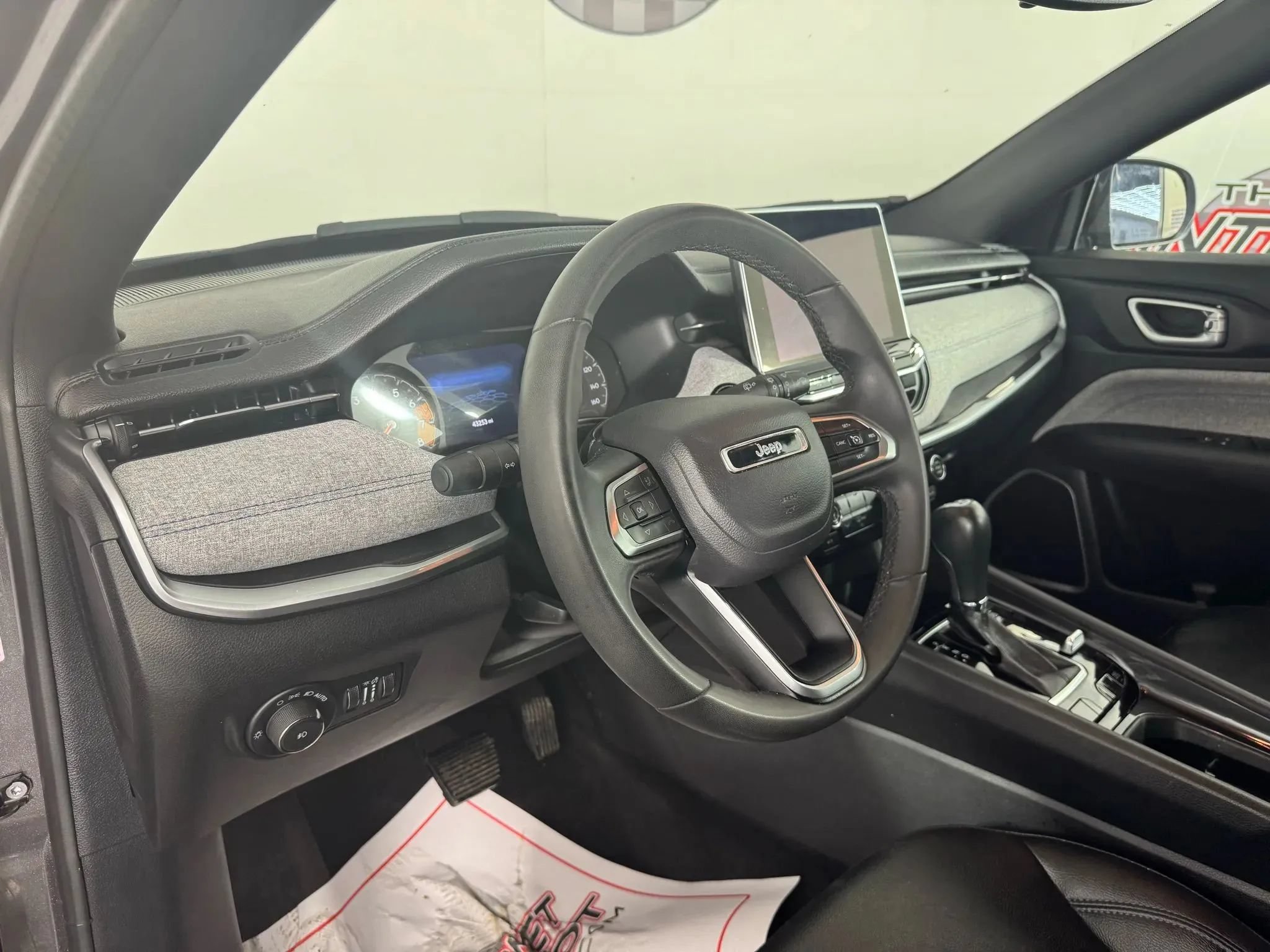 Used 2024 Jeep Compass Latitude AWD/4WD image 10