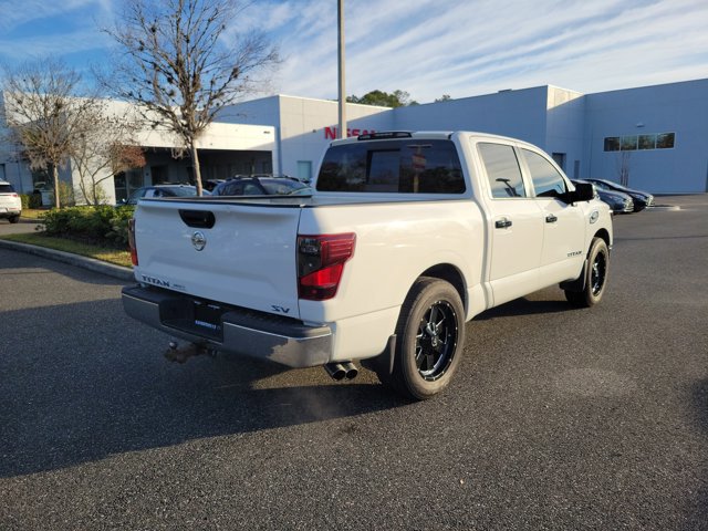 Used 2017 Nissan Titan SV image 2