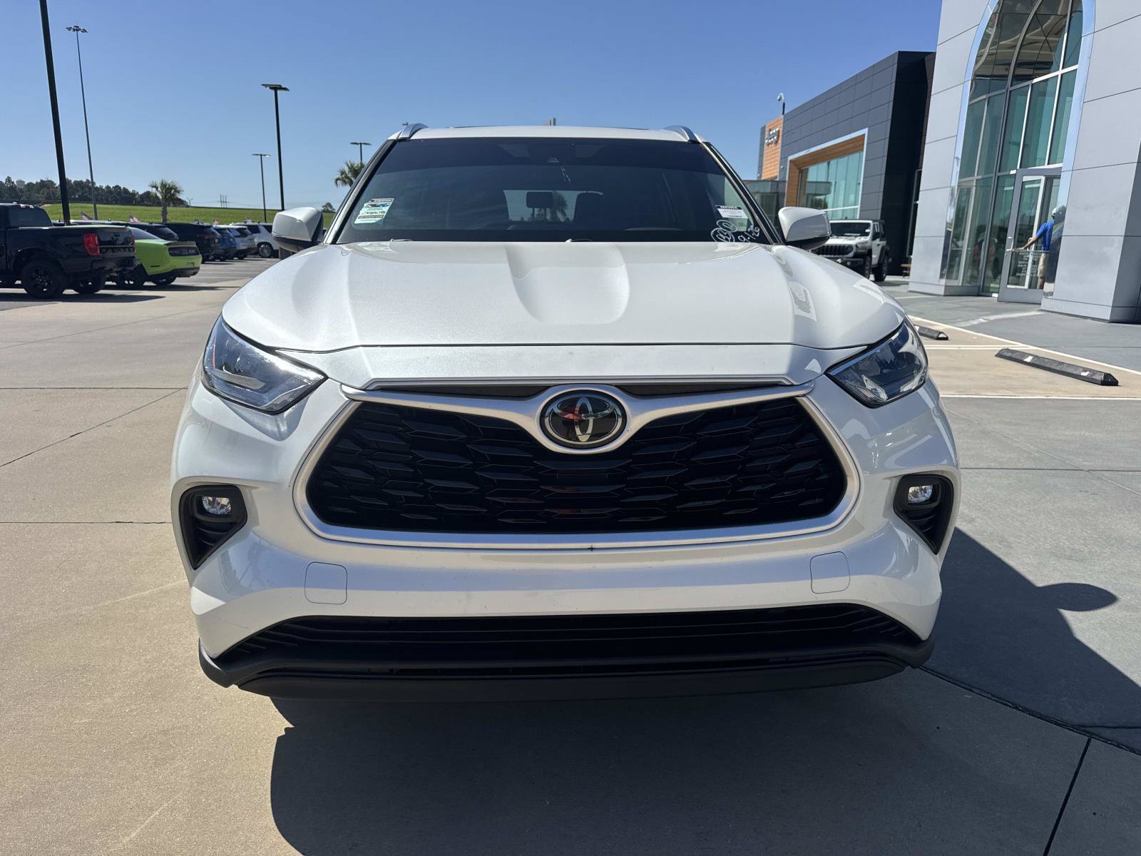 Used 2020 Toyota Highlander XLE FWD image 2