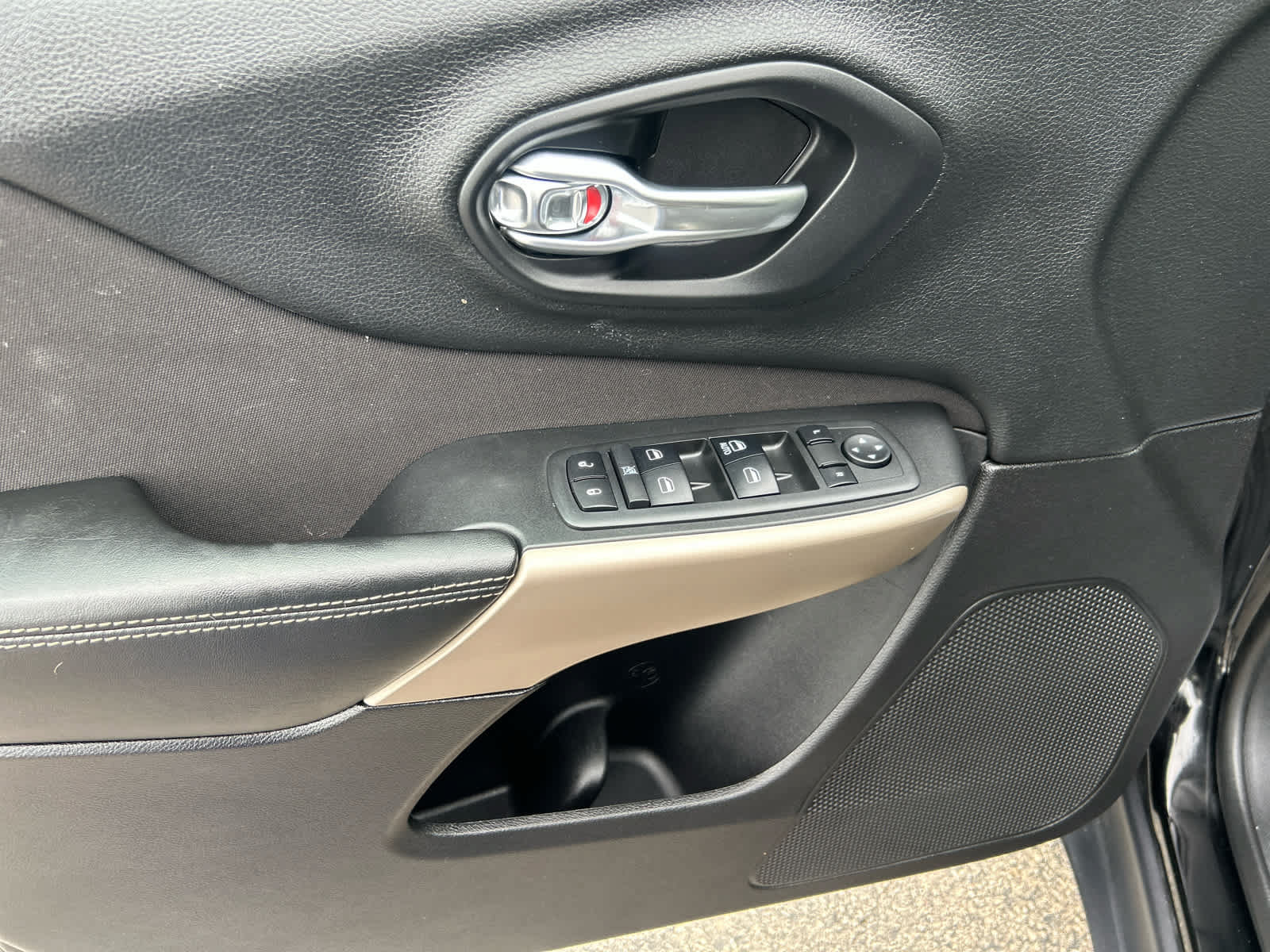 Used 2018 Jeep Cherokee Latitude w/ Safety Group AWD/4WD image 10
