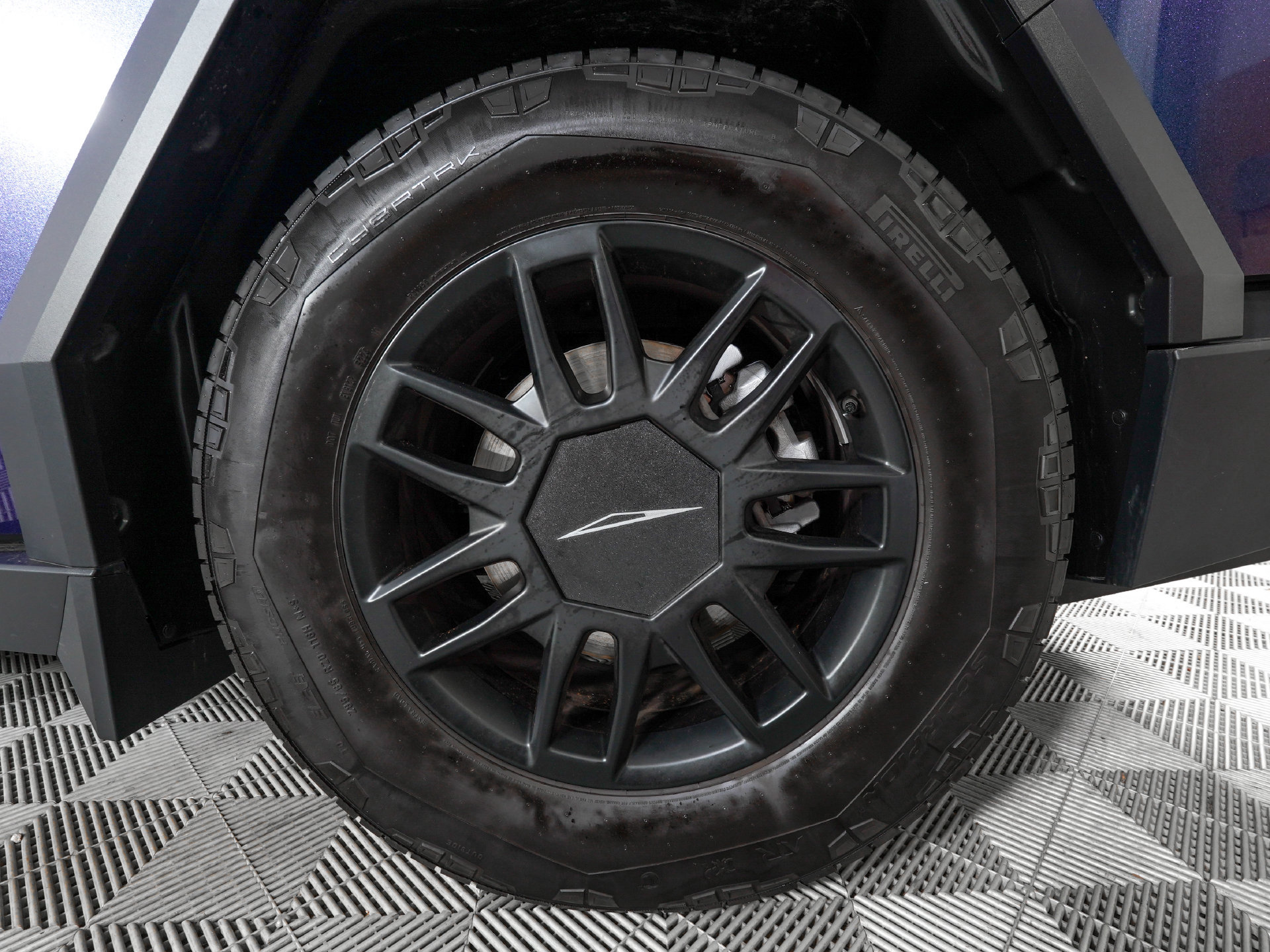 Used 2025 Tesla Cybertruck AWD Crew Cab image 37