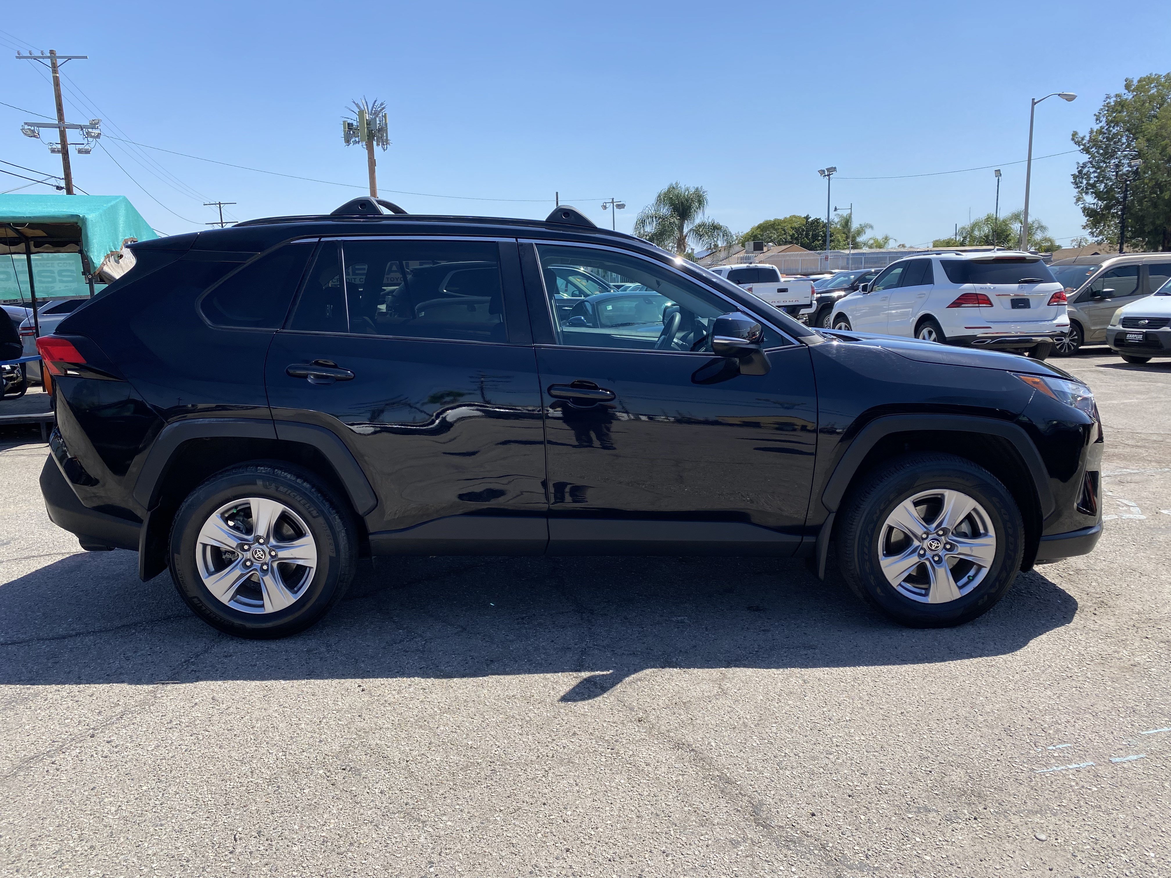 Used 2022 Toyota RAV4 XLE w/ Convenience Package FWD image 7