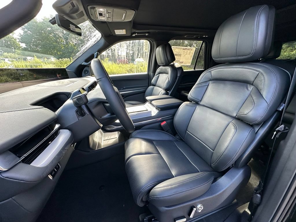 New 2027 Lincoln Navigator Reserve w/ Jet Appearance Package AWD/4WD image 17