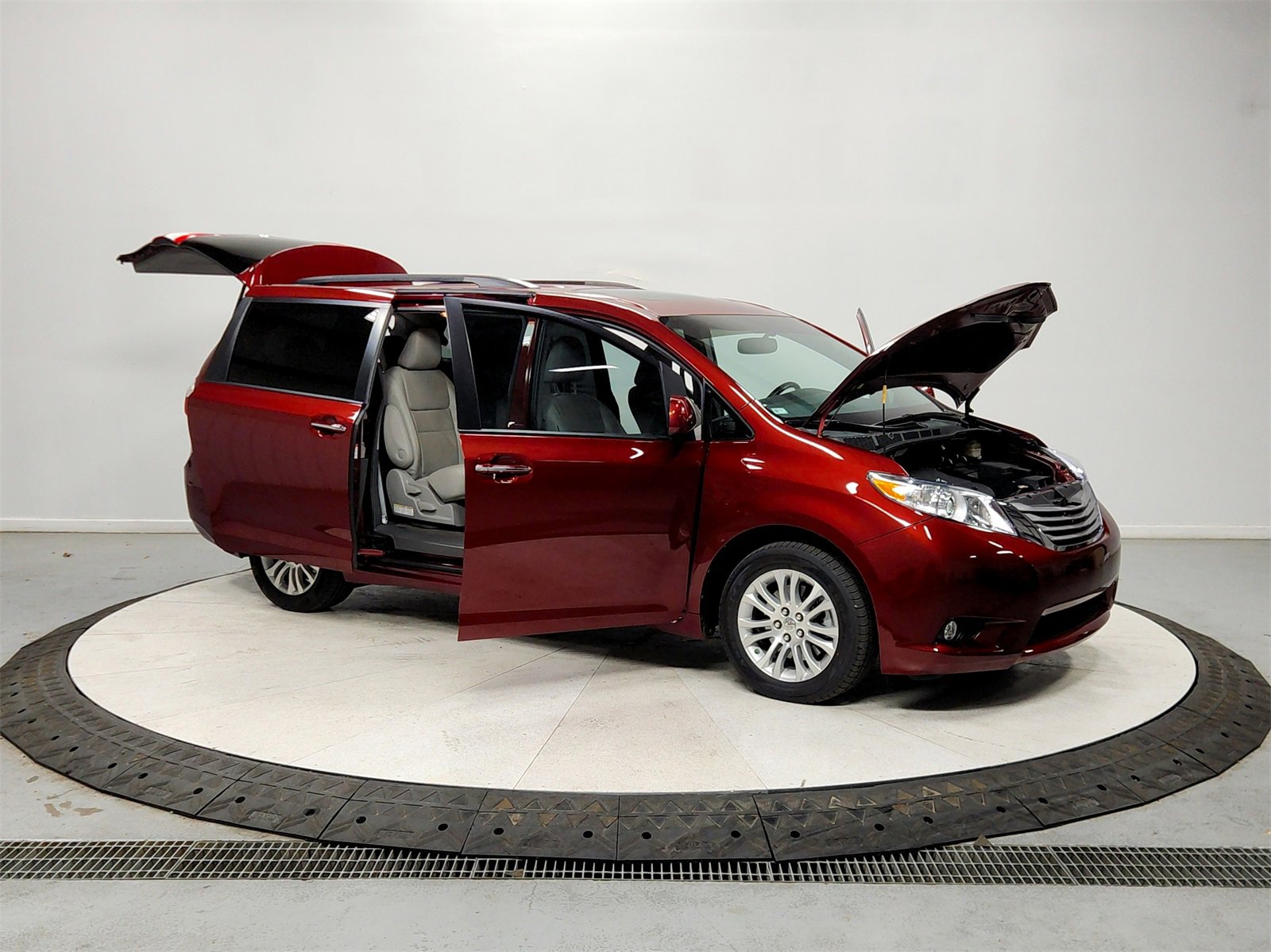 Used 2015 Toyota Sienna XLE Premium image 9