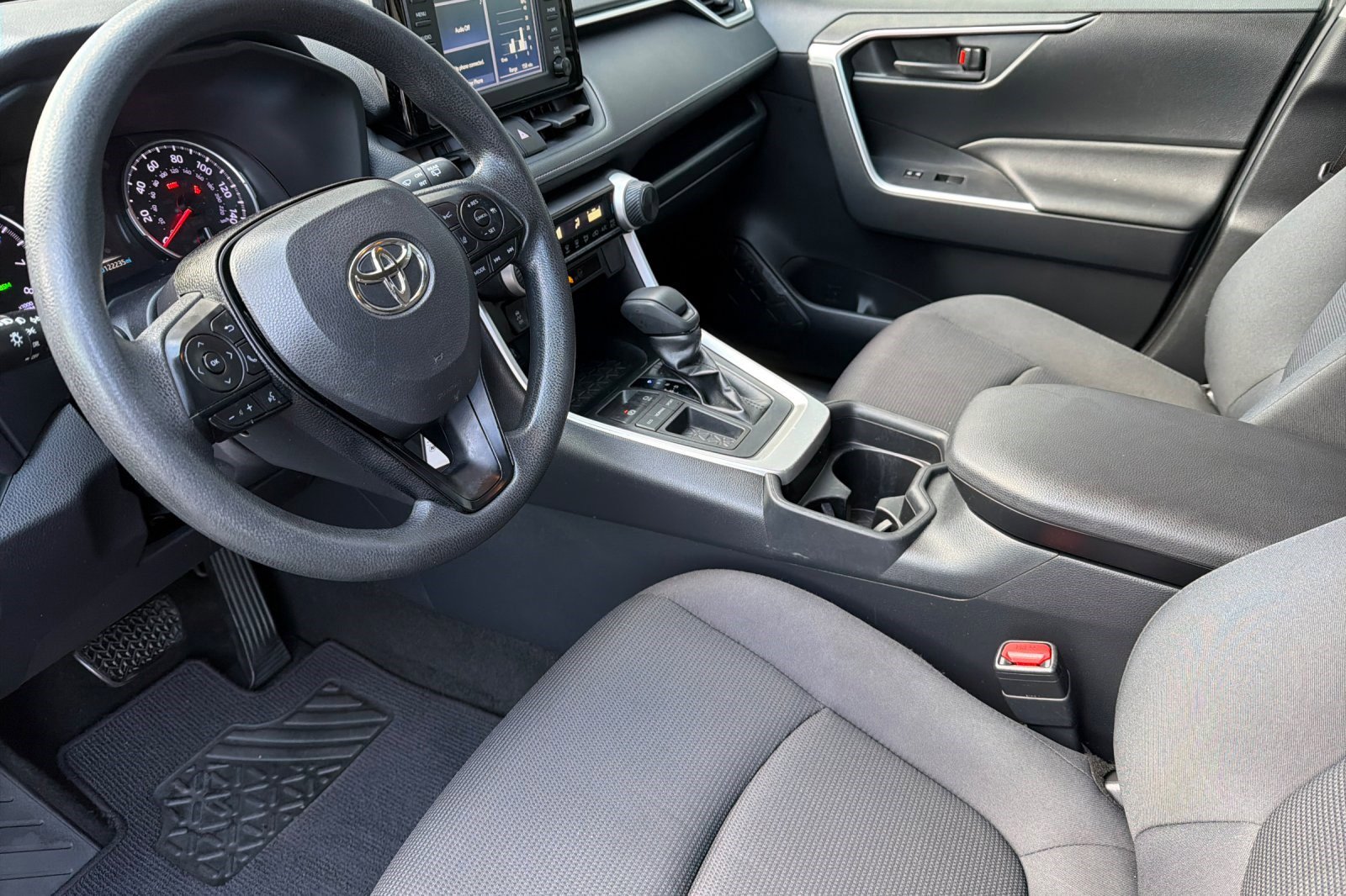 Used 2019 Toyota RAV4 LE image 11