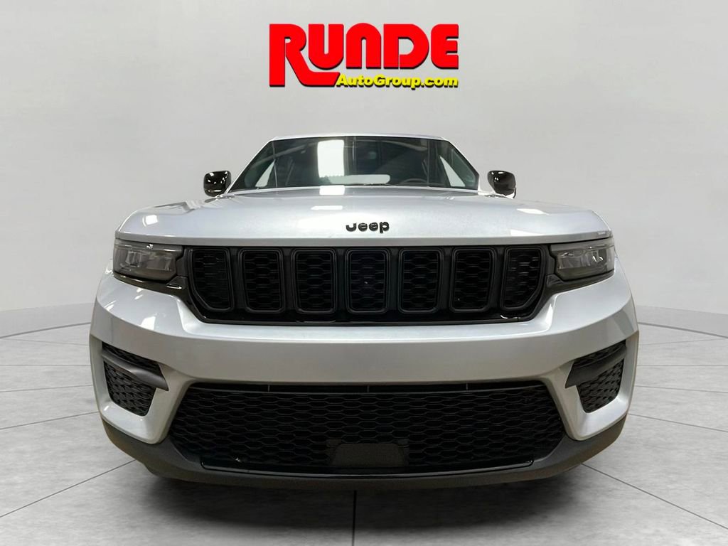 Used 2024 Jeep Grand Cherokee Altitude image 8
