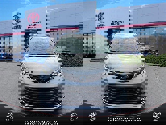 Used 2023 Toyota Sienna Platinum image 8