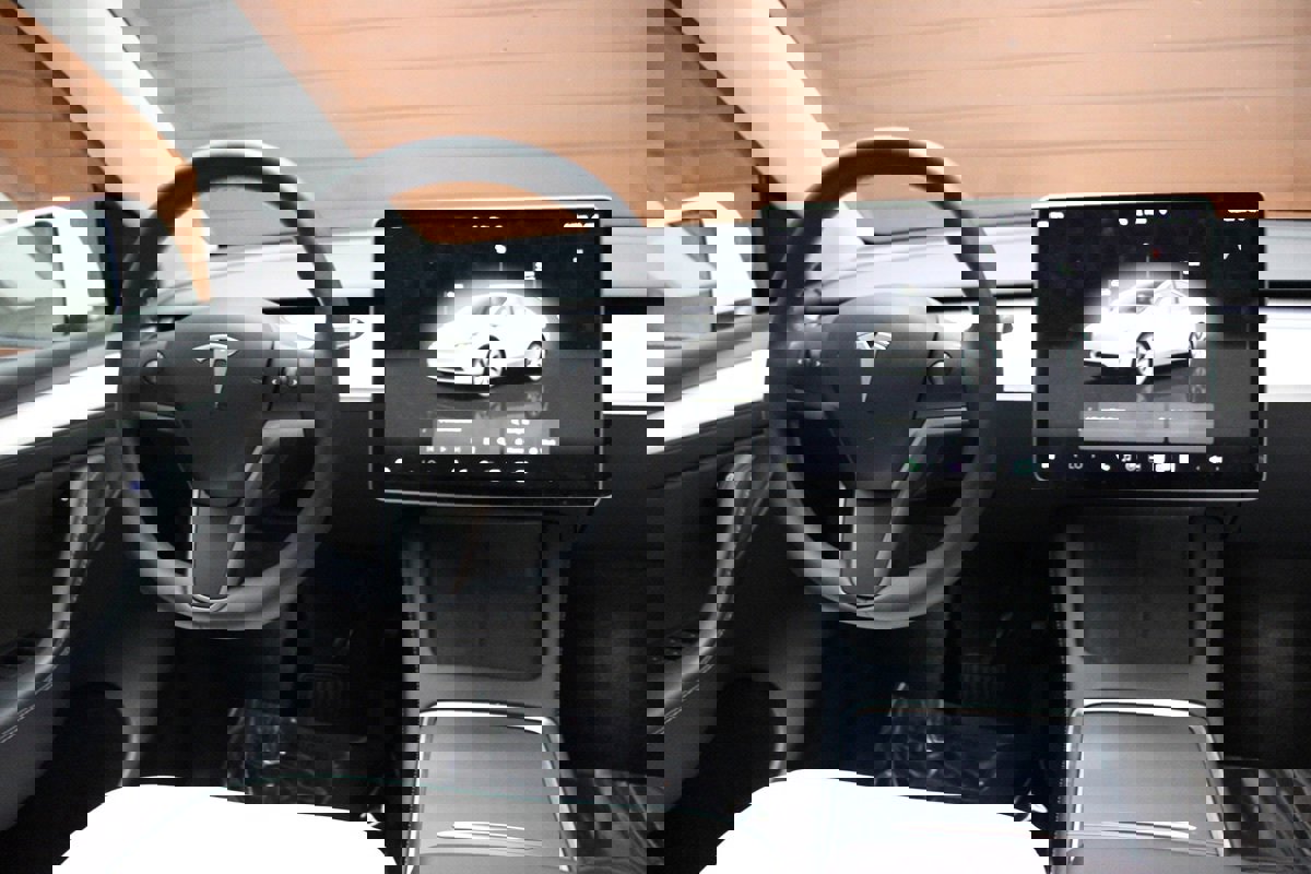 Used 2022 Tesla Model Y Long Range image 18