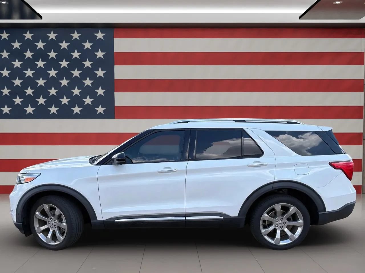 Used 2020 Ford Explorer Platinum w/ Premium Technology Package AWD/4WD image 2