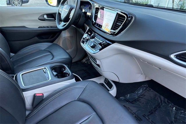 Used 2024 Chrysler Pacifica Touring-L image 20