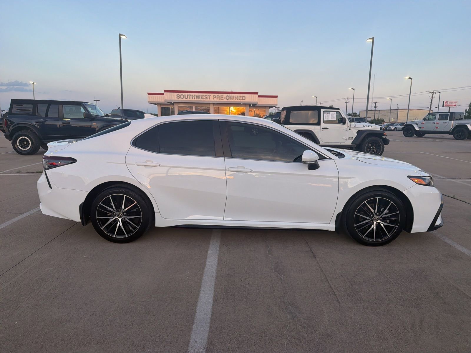 Used 2023 Toyota Camry SE FWD image 4
