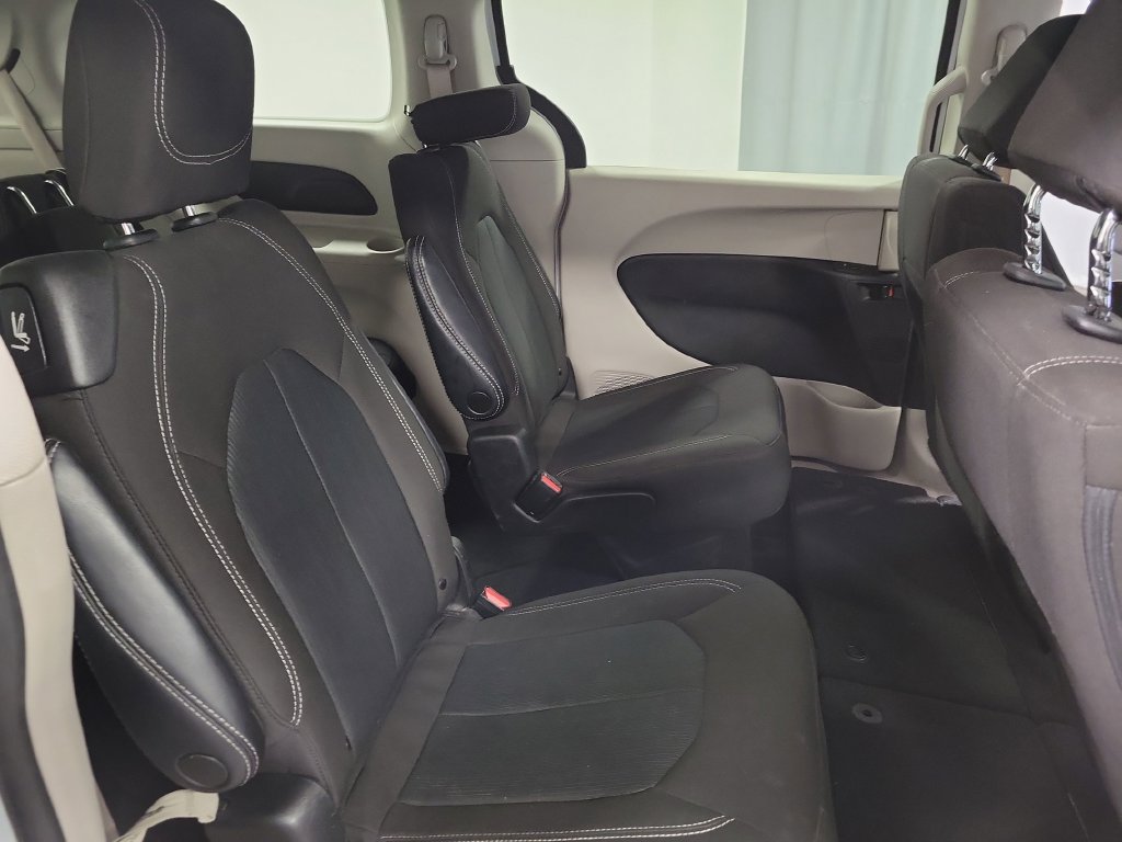 Used 2022 Chrysler Voyager LX FWD image 33