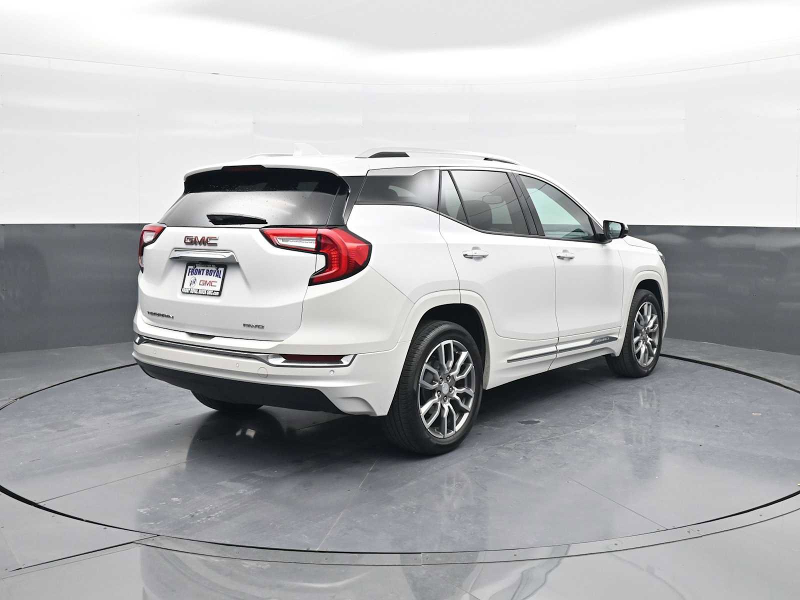 Used 2024 GMC Terrain Denali w/ Denali Premium Package image 7