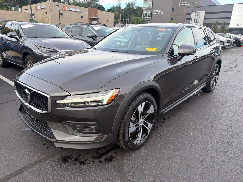 Certified 2025 Volvo V60 B5 Cross Country Plus AWD/4WD image 1