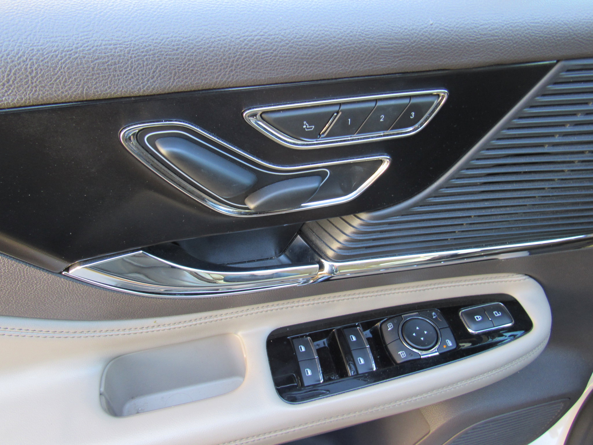 Certified 2020 Lincoln Corsair FWD w/ Equipment Group 101A image 13