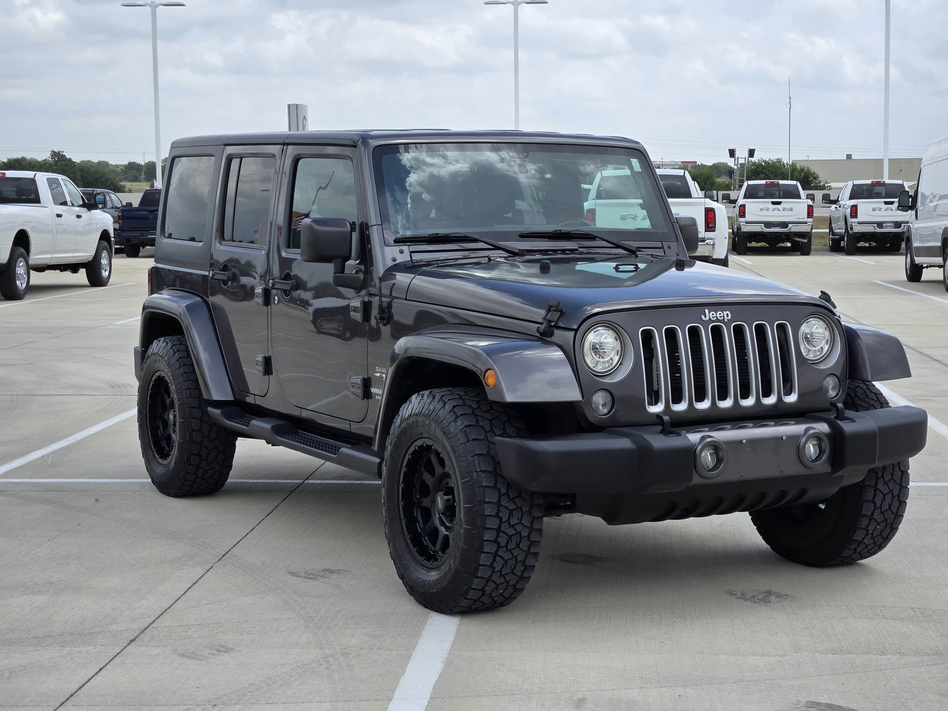 Used 2017 Jeep Wrangler Unlimited Sahara w/ Dual Top Group AWD/4WD image 4