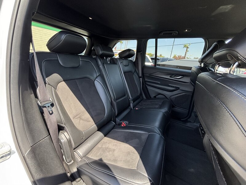 Used 2024 Jeep Grand Cherokee Altitude AWD/4WD image 18