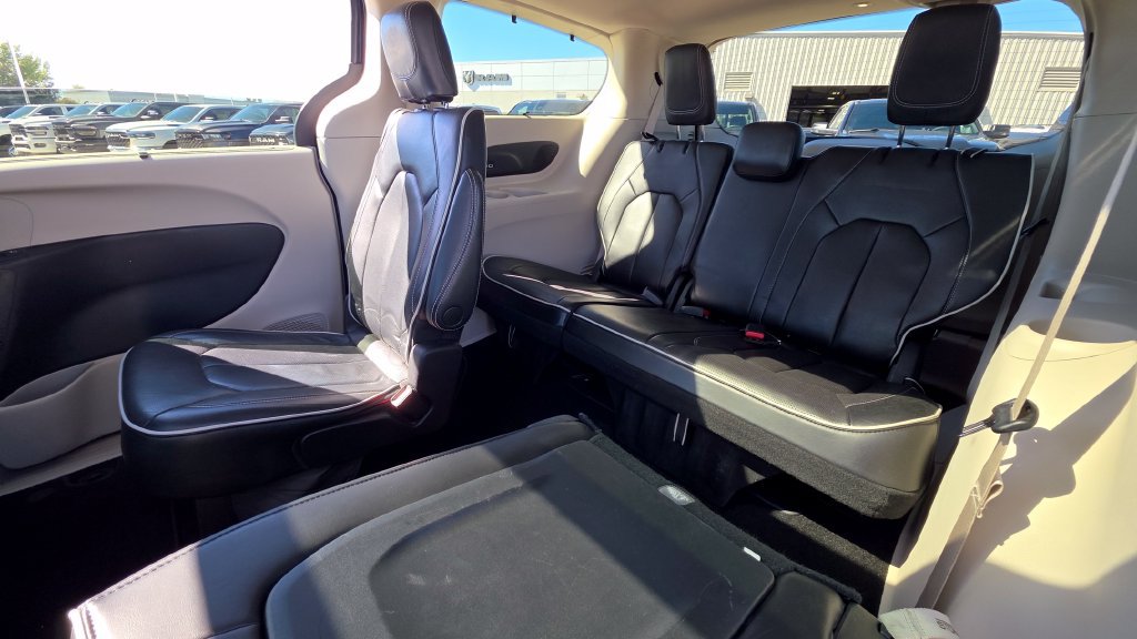 Used 2023 Chrysler Pacifica Limited FWD image 20