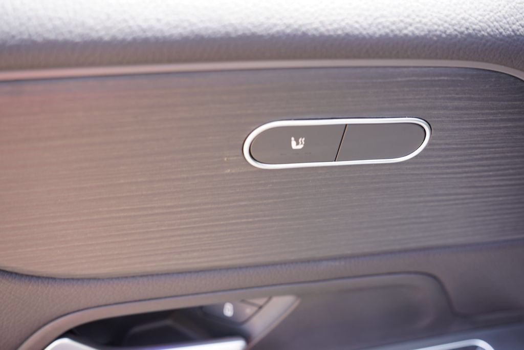 Used 2022 Mercedes-Benz GLB 250 4MATIC image 23