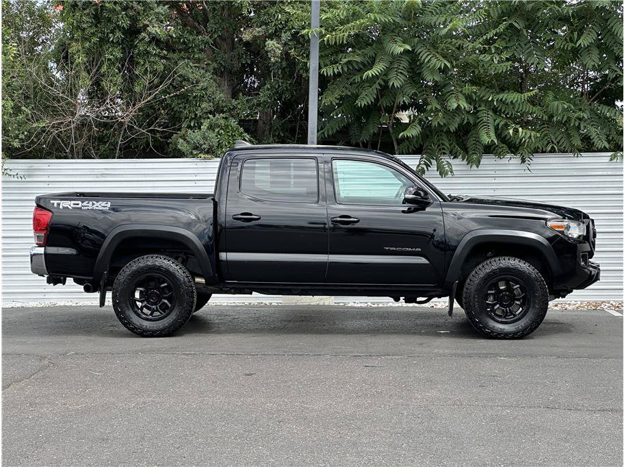 Used 2017 Toyota Tacoma TRD Off-Road w/ Tow Package (A/T) AWD/4WD image 9