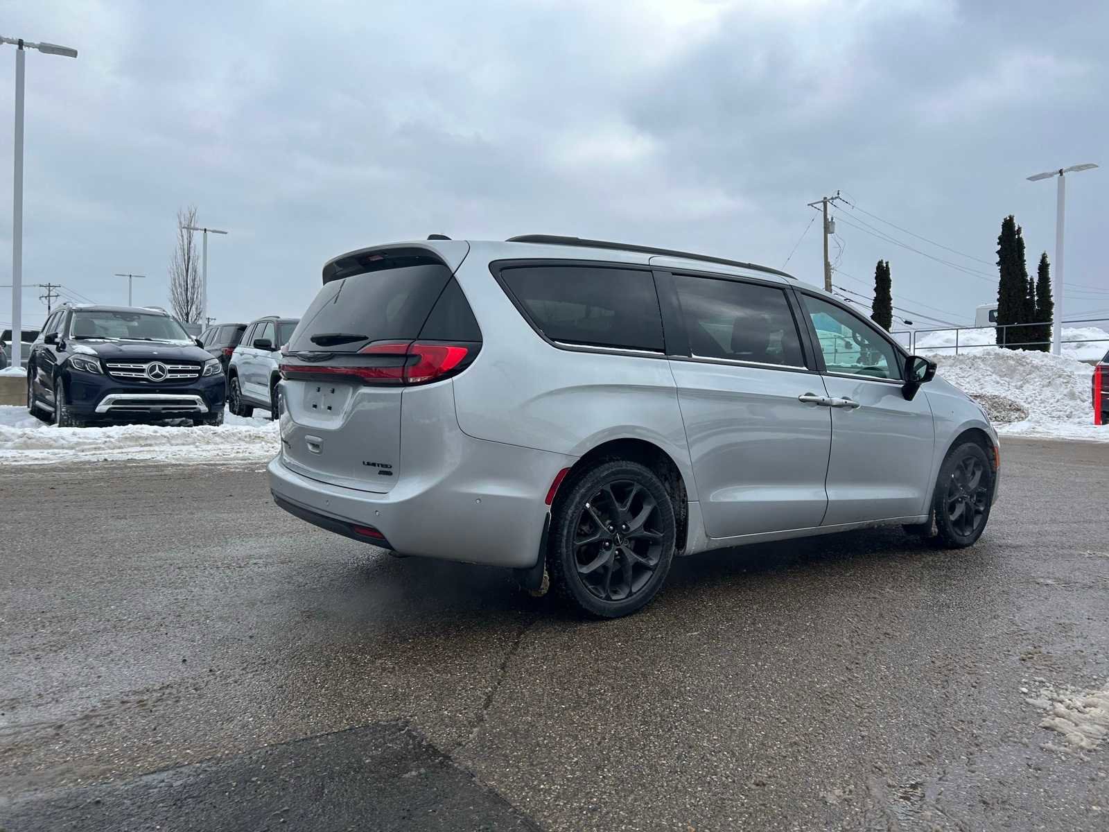 Used 2023 Chrysler Pacifica Limited w/ Uconnect Theater Family Group image 15