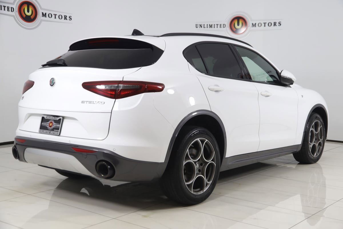 Used 2023 Alfa Romeo Stelvio Ti image 3