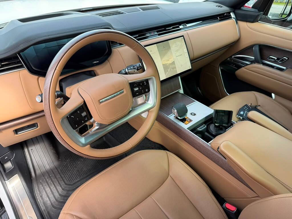 Used 2025 Land Rover Range Rover SE AWD/4WD image 14