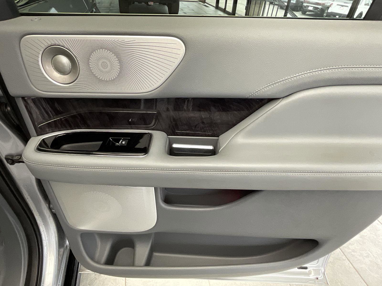 Used 2020 Lincoln Navigator L Reserve w/ Luxury Package AWD/4WD image 19