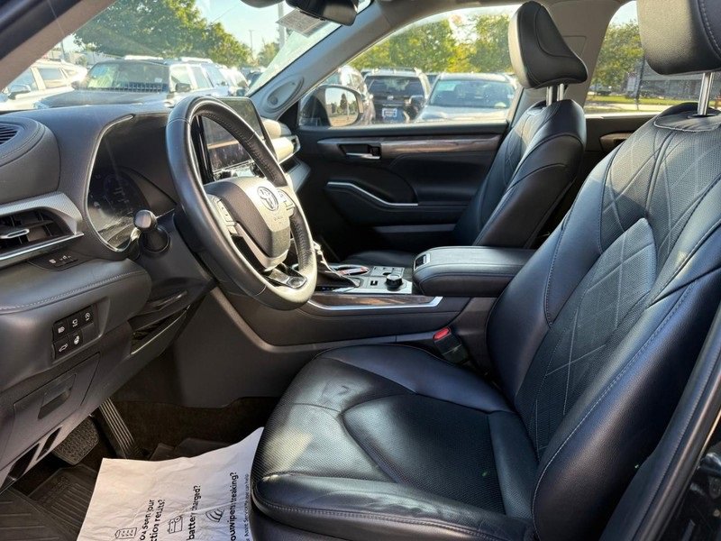 Used 2023 Toyota Highlander Platinum image 18