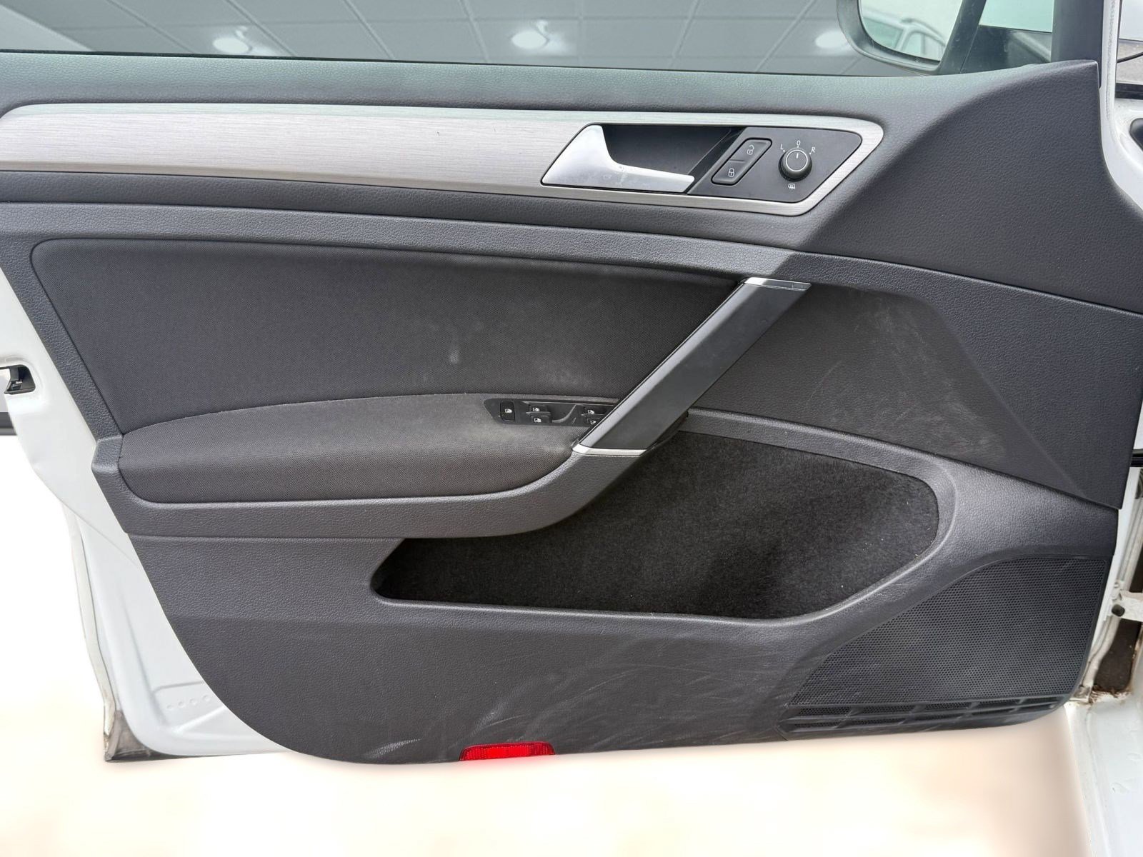 Used 2016 Volkswagen Golf S image 10