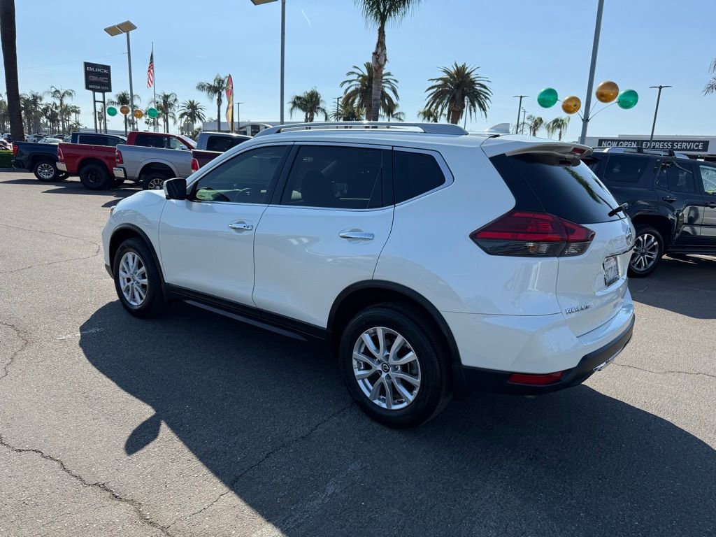 Used 2017 Nissan Rogue SV w/ SV Premium Package image 4