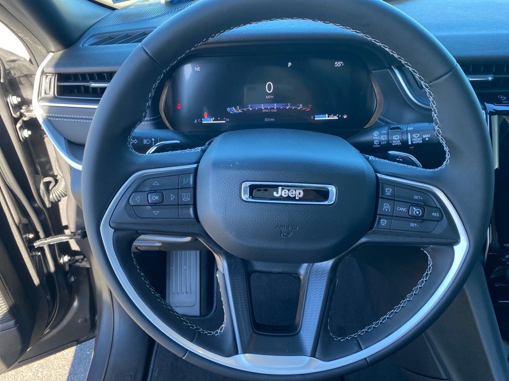 Used 2025 Jeep Grand Cherokee Laredo X image 10