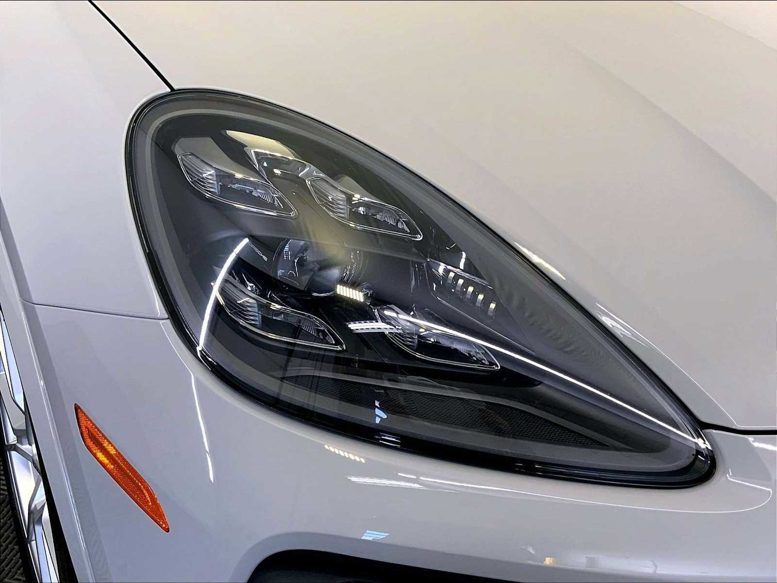 Certified 2022 Porsche Cayenne Platinum Edition image 23