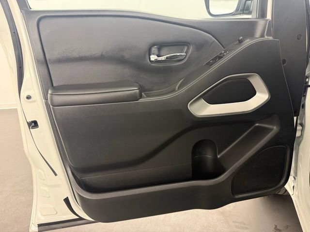 Used 2025 Nissan Frontier SV image 28