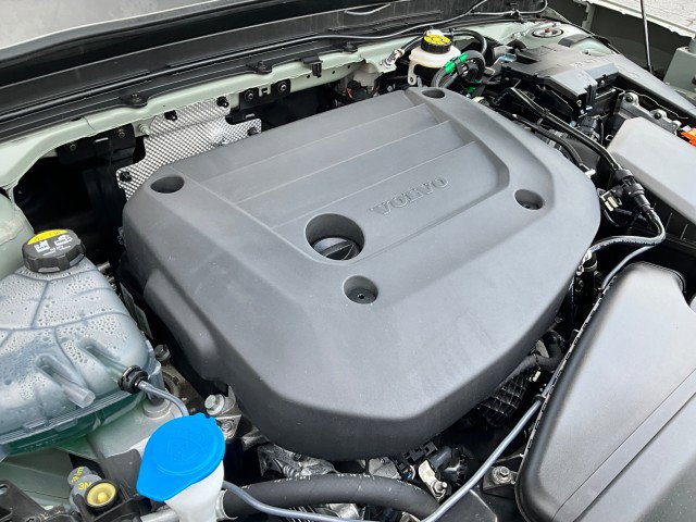 Used 2024 Volvo XC40 B5 Core image 11