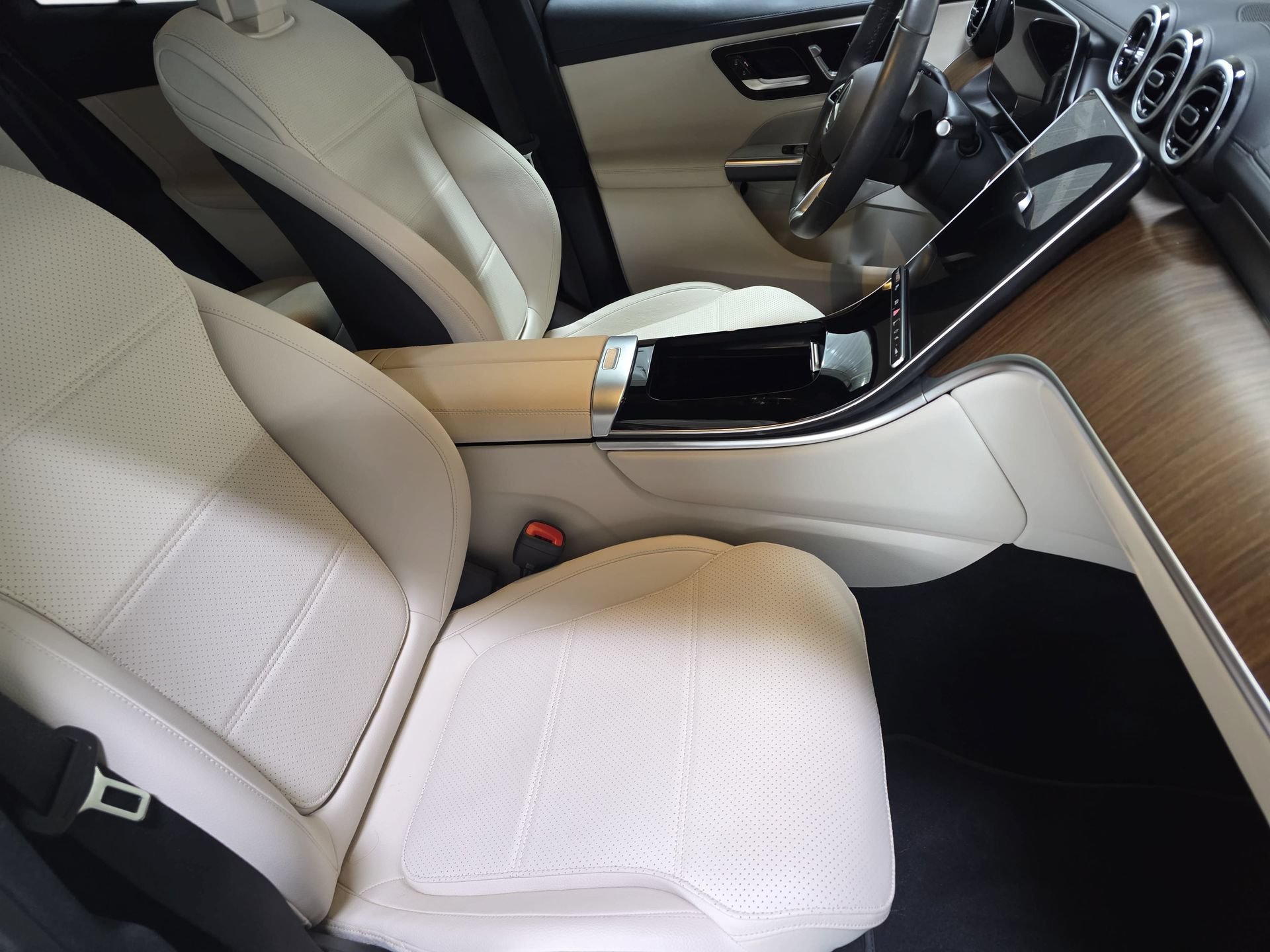 Used 2024 Mercedes-Benz GLC 300 4MATIC image 10
