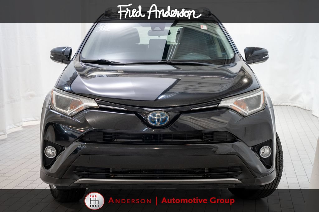 Used 2018 Toyota RAV4 XLE AWD/4WD image 2