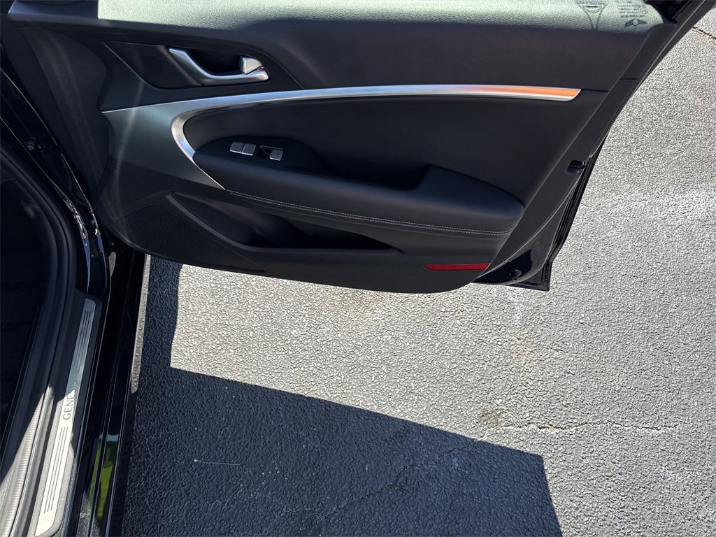 Used 2025 Genesis G70 2.5T image 14