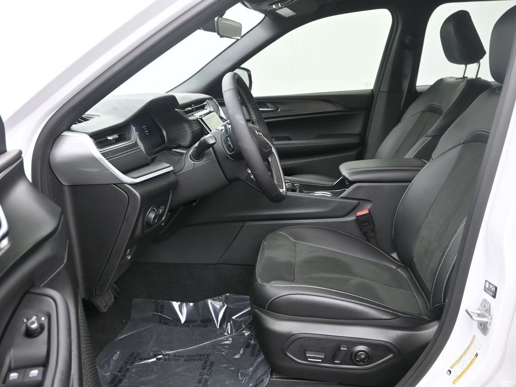 New 2025 Jeep Grand Cherokee Altitude image 14