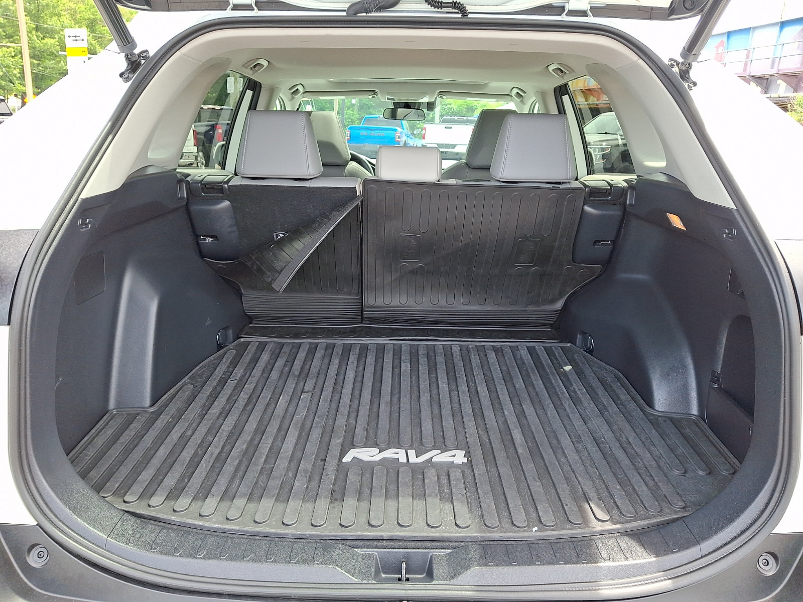 Used 2021 Toyota RAV4 XLE Premium AWD/4WD image 28