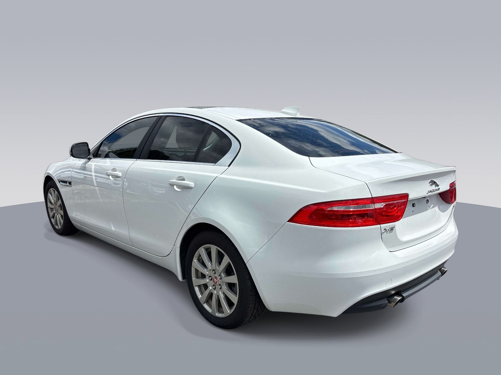 Used 2019 Jaguar XE RWD image 5