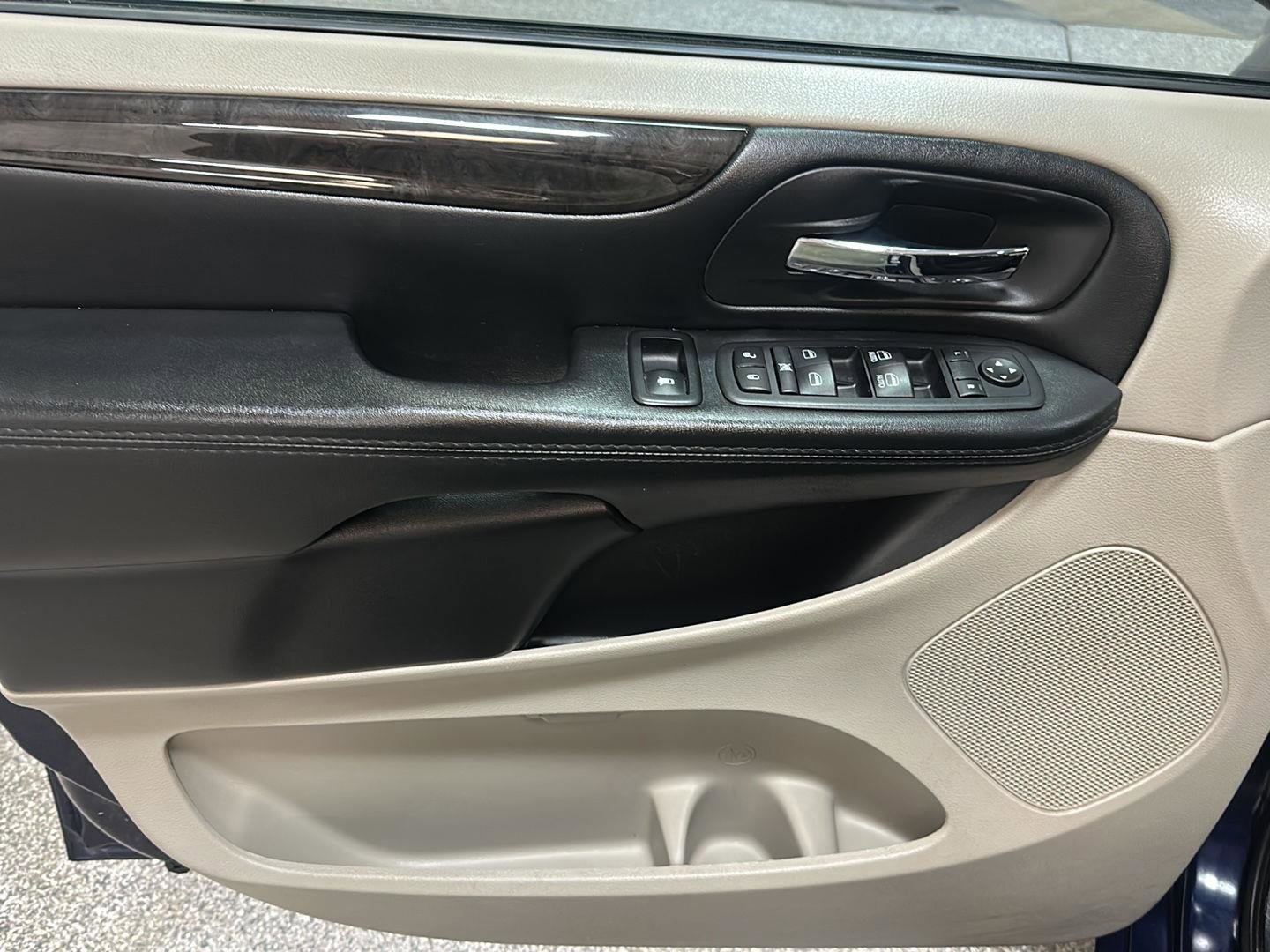 Used 2017 Dodge Grand Caravan SE w/ Power Window Group FWD image 17