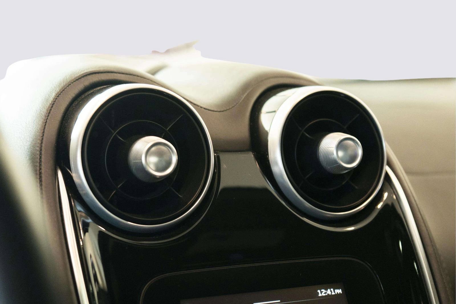 Used 2022 McLaren GT RWD image 25