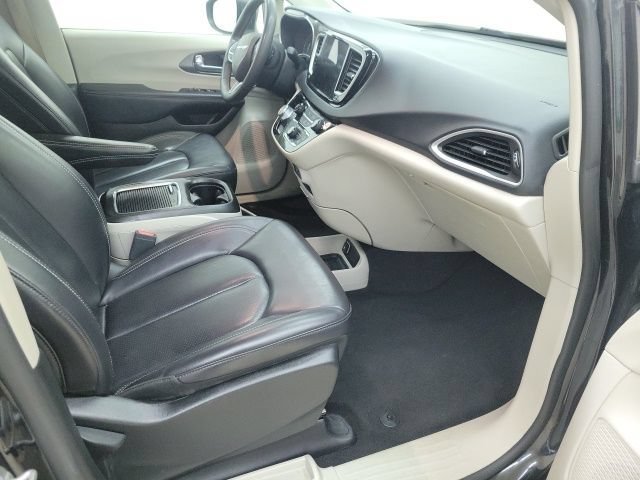 Used 2023 Chrysler Pacifica Touring-L FWD image 13