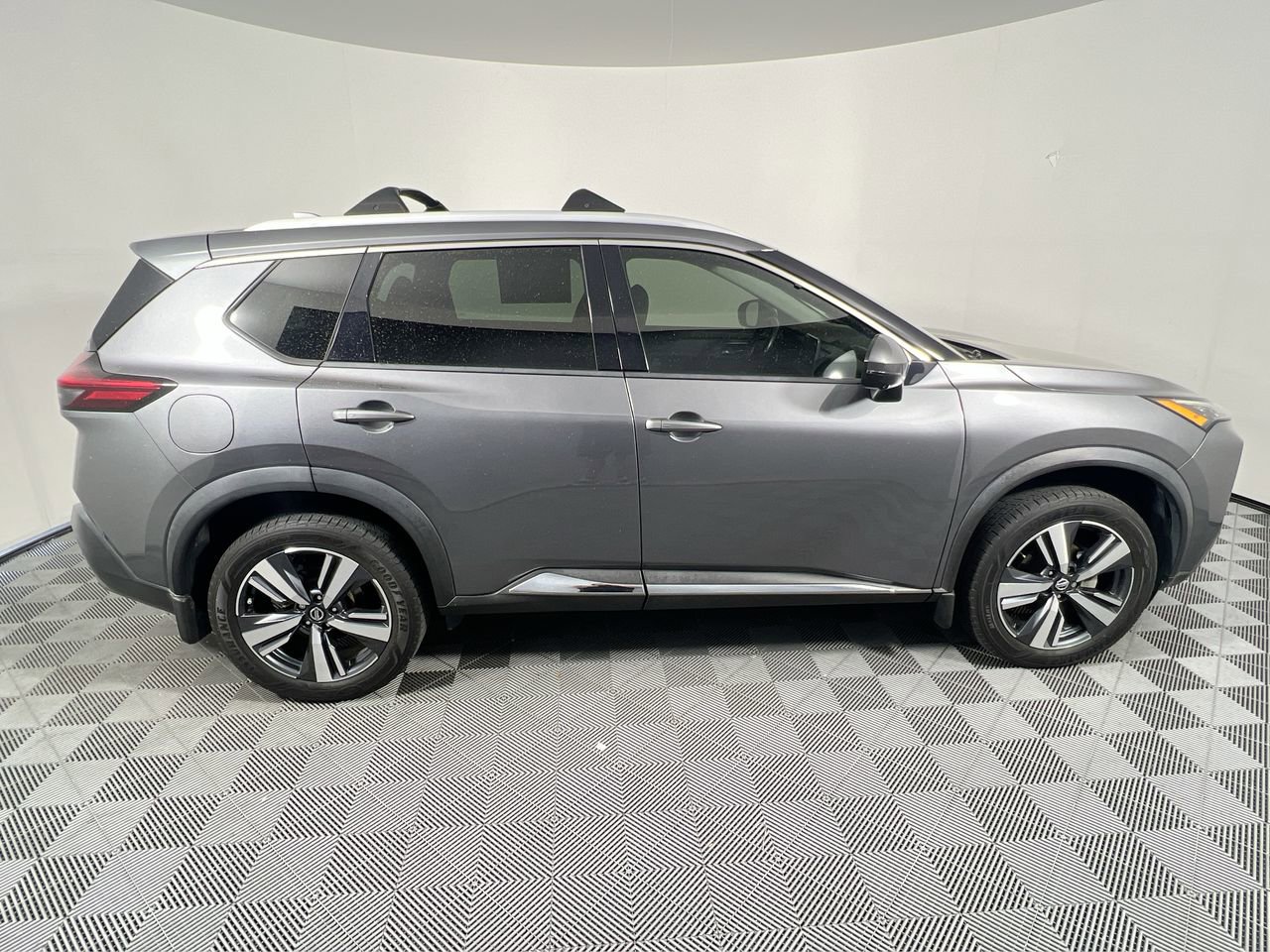 Used 2021 Nissan Rogue SL image 2