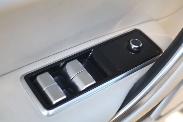 Used 2022 Jaguar XF SE RWD image 19